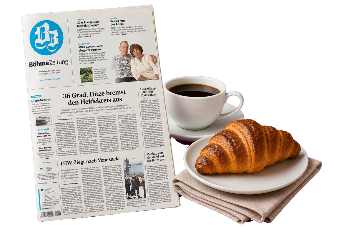 Gedruckte Zeitung mit Kaffee und Croissant, freigestellt